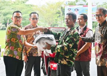 Pemkab Pesawaran Serahkan 5 Kendaraan Roda Tiga untuk Dukung Kemandirian Penyandang Disabilitas