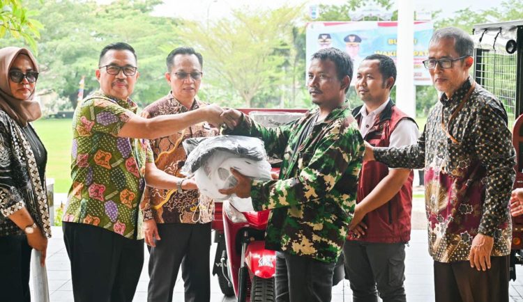 Pemkab Pesawaran Serahkan 5 Kendaraan Roda Tiga untuk Dukung Kemandirian Penyandang Disabilitas