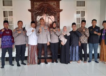 Polres Metro Tingkatkan Sinergi dengan Ponpes Roudlatul Qur’an dan Salurkan Bansos untuk Driver Ojol dan Warga Kurang Mampu