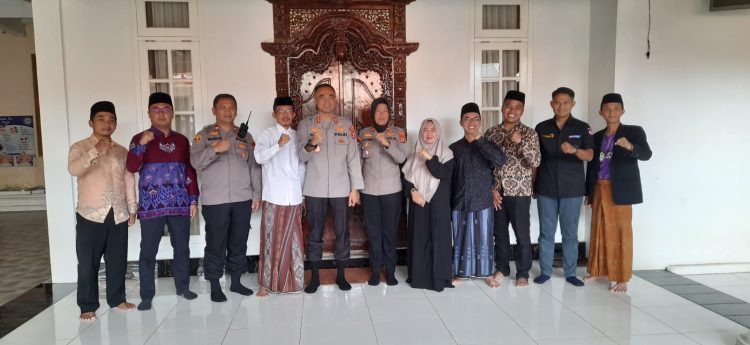 Polres Metro Tingkatkan Sinergi dengan Ponpes Roudlatul Qur’an dan Salurkan Bansos untuk Driver Ojol dan Warga Kurang Mampu
