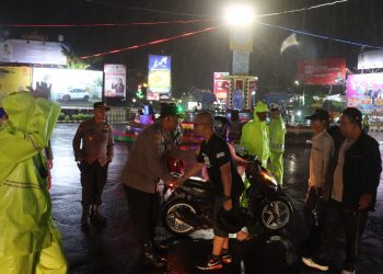 Polresta Bandar Lampung dan Komunitas Ojol Gelar Doa Bersama untuk Affan Kurniawan di Tugu Adipura, Aksi Damai Diwarnai Hujan Deras
