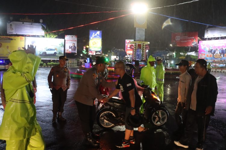 Polresta Bandar Lampung dan Komunitas Ojol Gelar Doa Bersama untuk Affan Kurniawan di Tugu Adipura, Aksi Damai Diwarnai Hujan Deras