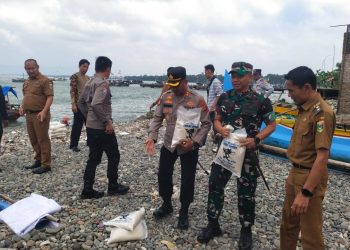 Personel Polres Tanggamus Ikut Kawal dan Bantu Ekspedisi Perbaikan Jembatan Gantung di Pematang Sawa