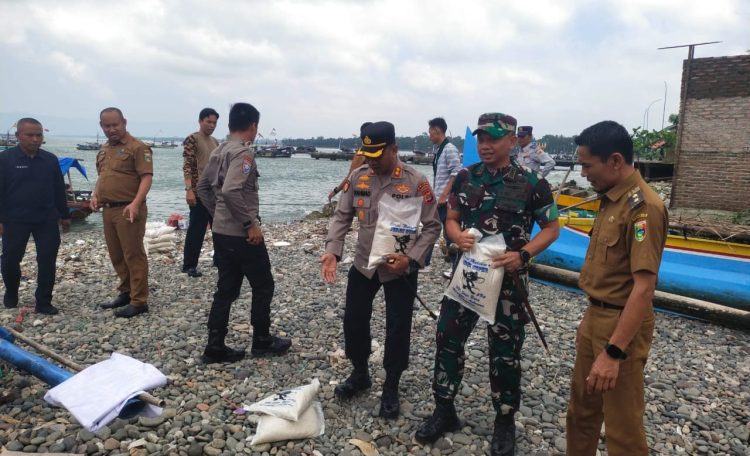 Personel Polres Tanggamus Ikut Kawal dan Bantu Ekspedisi Perbaikan Jembatan Gantung di Pematang Sawa