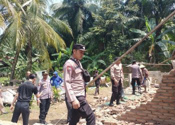Polres Tanggamus dan Warga Gotong Royong Bersihkan Rumah Pascagempa