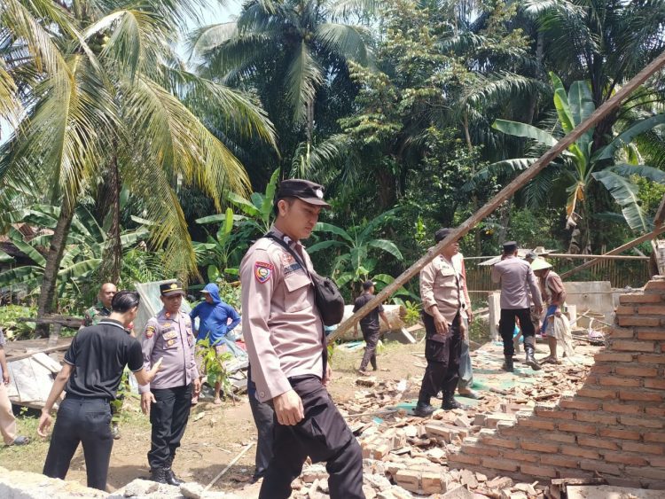 Polres Tanggamus dan Warga Gotong Royong Bersihkan Rumah Pascagempa