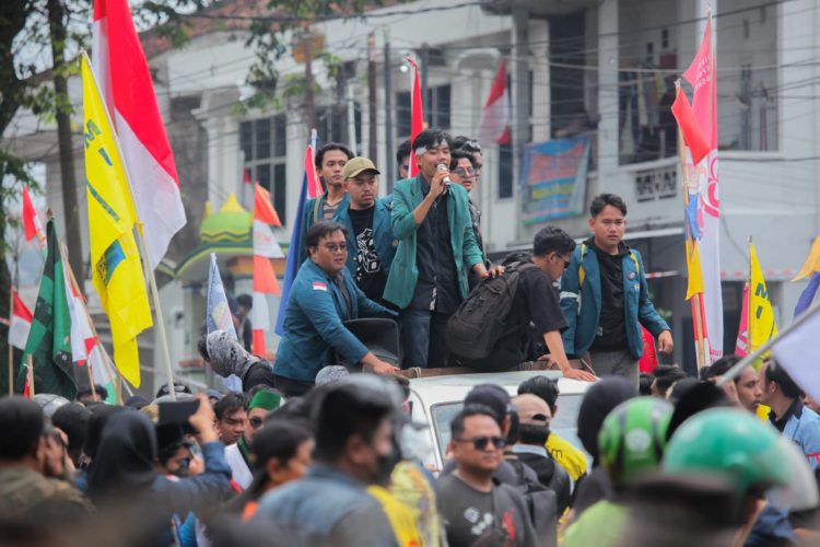 Demokrasi Sejuk di Lampung: Ribuan Massa Gelar Aksi Damai di Depan DPRD