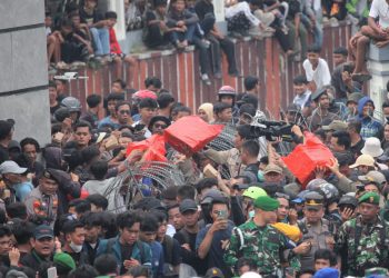 Keakraban di Tengah Aksi Damai: Pegawai Pemprov Lampung Bagikan Makanan Ringan pada Mahasiswa