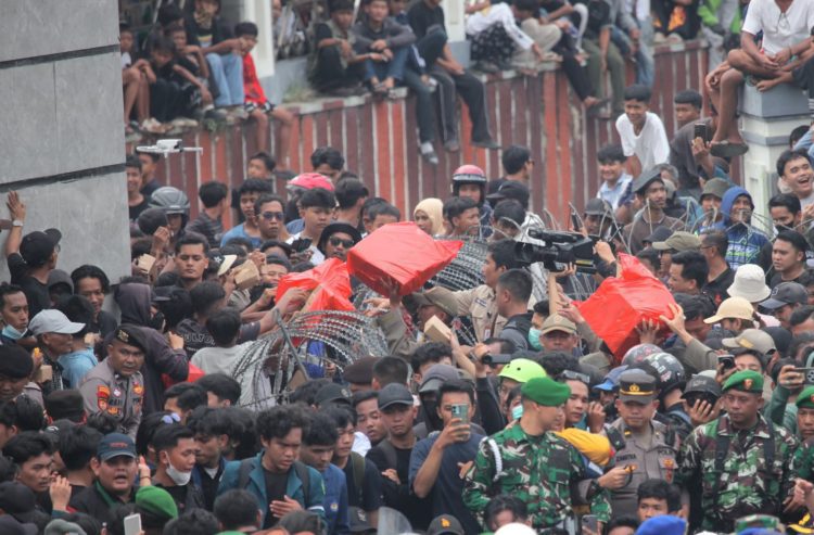 Keakraban di Tengah Aksi Damai: Pegawai Pemprov Lampung Bagikan Makanan Ringan pada Mahasiswa