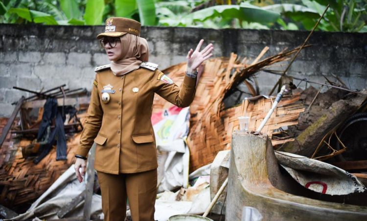 Bupati Pesawaran Tinjau Rumah Warga Roboh Akibat Hujan dan Angin Kencang, Bantuan Langsung Diberikan