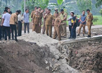 Bupati Pesawaran Tinjau Perbaikan Jalan Penghubung Desa di Way Khilau, Target Rampung Oktober 2025