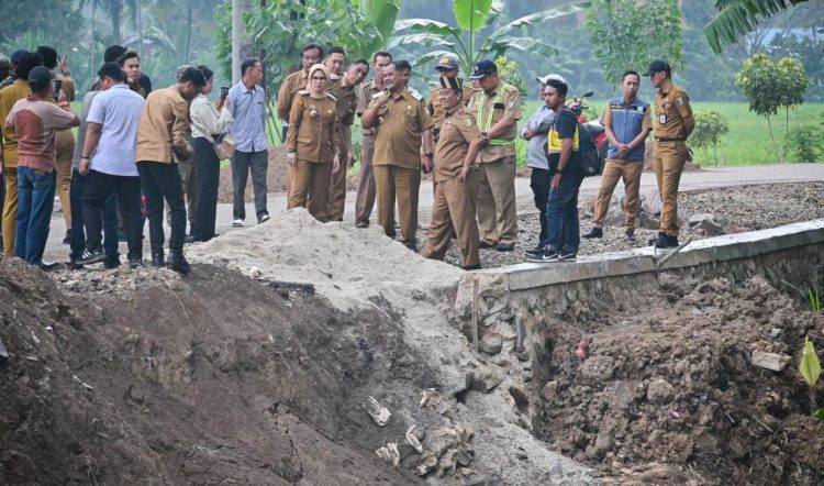 Bupati Pesawaran Tinjau Perbaikan Jalan Penghubung Desa di Way Khilau, Target Rampung Oktober 2025