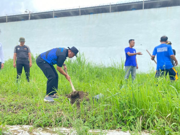 Dukung Program Menteri IMIPAS, Lapas Narkotika Bandar Lampung Maksimalkan Lahan dengan Penanaman Pohon Kelapa