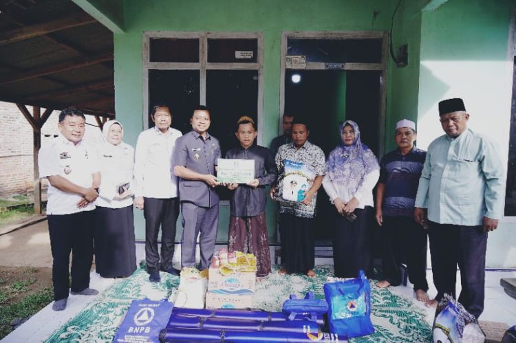 Bupati Pringsewu Tunjukkan Kepedulian, Serahkan Bantuan Kepada Keluarga ABK Korban Kapal Tenggelam
