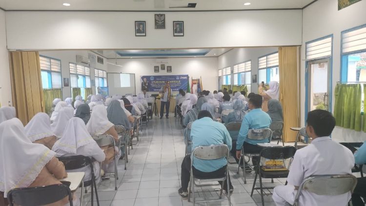 STIKes Baitul Hikmah Perkuat Wawasan Kebangsaan Mahasiswa Lewat Studium Generale “Embrace The Change, Unlock Your Potential”