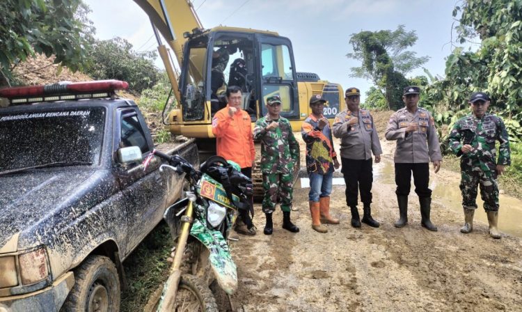 Sinergitas TNI-Polri Dampingi Wabup Tanggamus Tinjau Penanganan Jalan Longsor di Limau