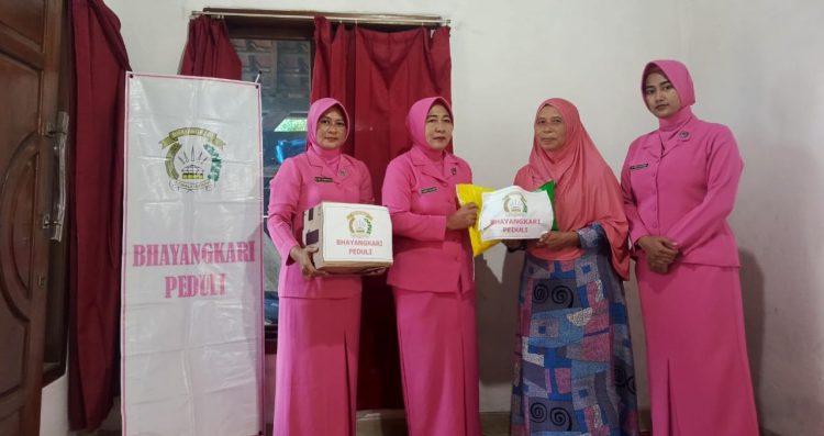 Polisi dan Bhayangkari Gerak Cepat, Kunjungi Nenek Samiyem Korban Tercebur Sumur 18 Meter di Tanggamus