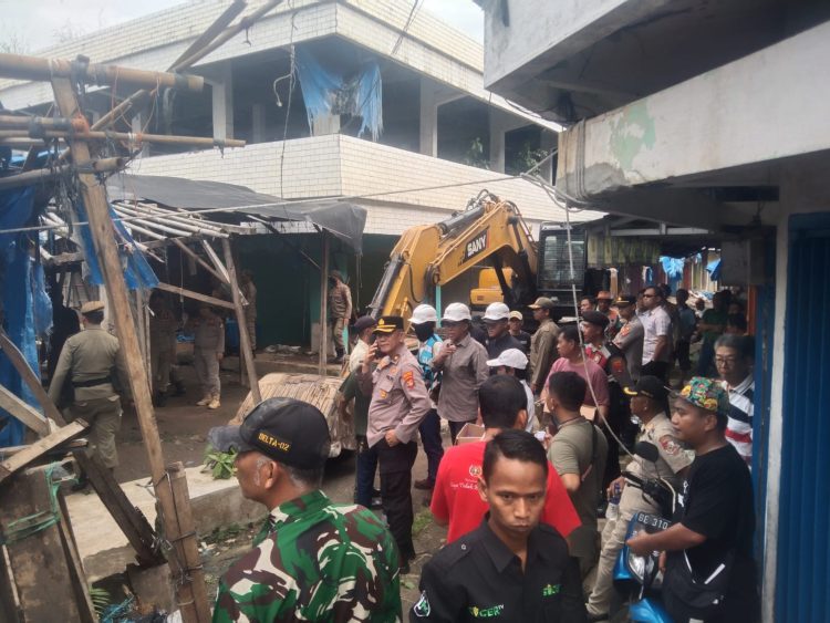 Heboh Revitalisasi Pasar Dekon: Lapak Pedagang Tradisional Dibongkar Paksa, Warga Kotabumi Hanya Bisa Pasrah