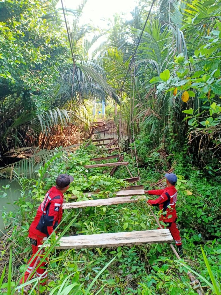 Membangun Harapan di Atas Sungai, Gubernur Lampung Gerakkan Gotong Royong Perbaiki Jembatan Viral Tampang Muda