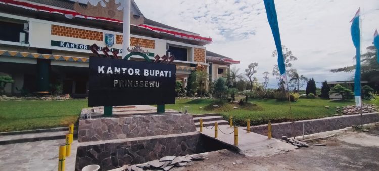 Rehabilitasi Taman Depan Kantor Bupati Pringsewu Gunakan Dana CSR Bank Lampung