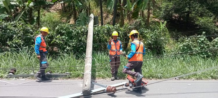 Tiang Listrik Patah di Pesawaran: Pengendara Motor Luka, Listrik Padam, Warga Minta PLN Bertanggung Jawab