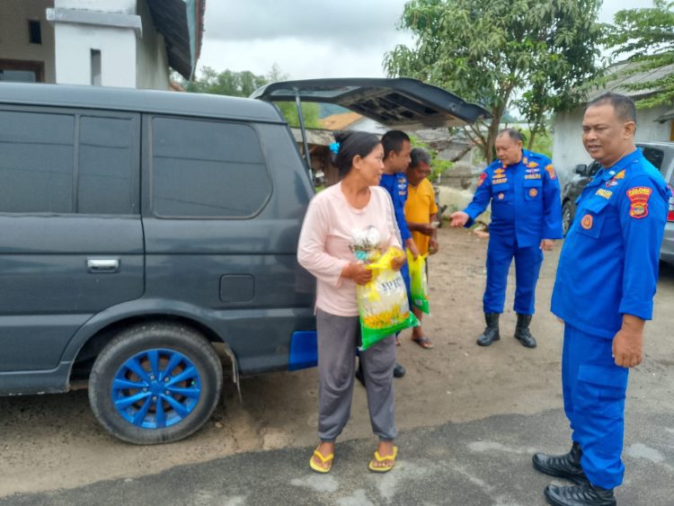 Sat Polair Polres Lampung Selatan Bantu Nelayan dengan Beras Murah, Sertakan Pesan Penting Jaga Kamtibmas
