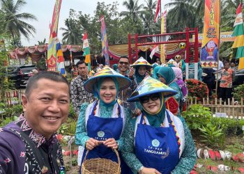 Ketua TP PKK Lampung Kunjungi Pekon Kacapura, Serahkan Bantuan dan Dorong Gerakan Keluarga Sejahtera