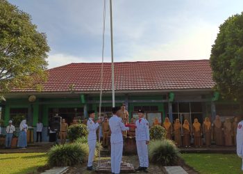 Upacara Bendera SMA Negeri 1 Kebun Tebu Penuh Haru, Kepala Sekolah Supriantoro Resmi Purna Tugas