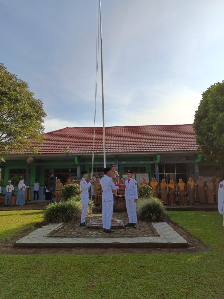 Upacara Bendera SMA Negeri 1 Kebun Tebu Penuh Haru, Kepala Sekolah Supriantoro Resmi Purna Tugas