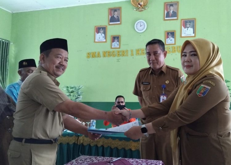 Serah Terima Jabatan di SMAN 1 Kebun Tebu, Emma Haryani Resmi Jadi Plt Kepala Sekolah
