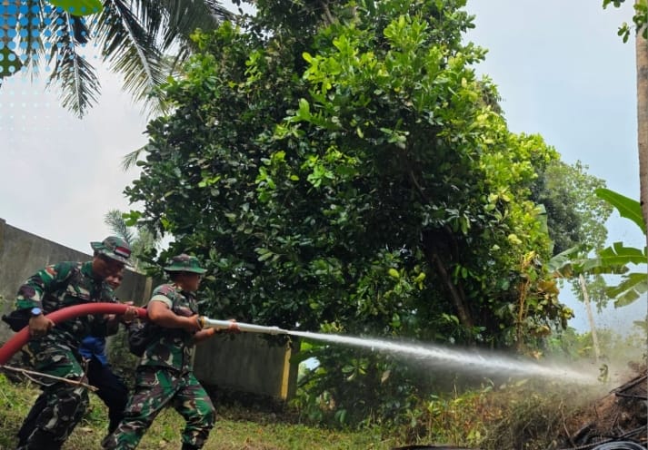 Damkar Lampung Selatan Gelar Pelatihan Dan Simulasi Kebakaran Bersama TNI Kodim 0421/LS