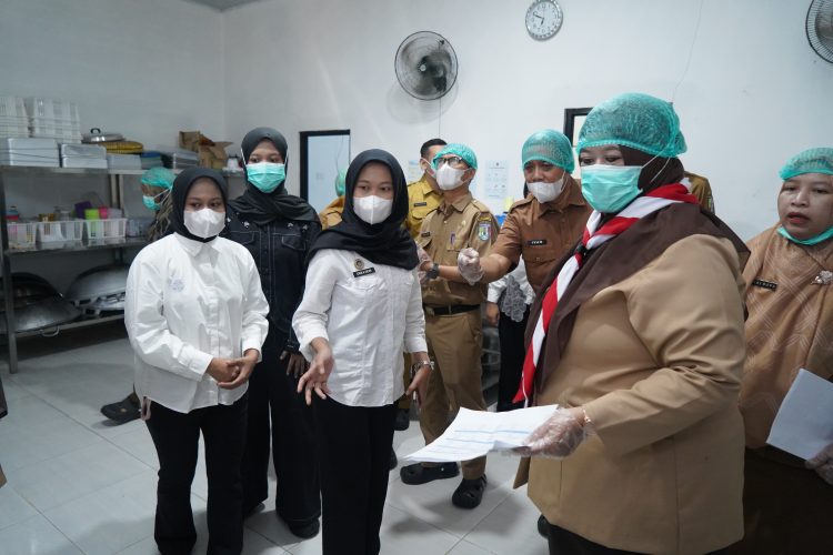 Bupati Pringsewu Tinjau SPPG Pertama di Kabupaten Pringsewu, Tegaskan Pentingnya Standar Higienis untuk Sukseskan Program Makan Bergizi Gratis
