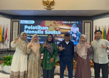 Sastrawan Nasional Isbedy Stiawan ZS Menginspirasi Pelajar SMP Mu-AD Metro Lewat Pelatihan Menulis Sastra