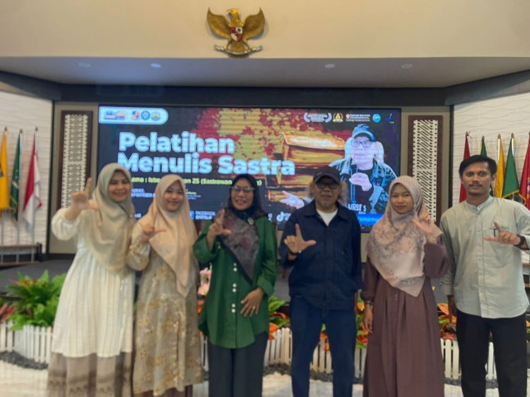 Sastrawan Nasional Isbedy Stiawan ZS Menginspirasi Pelajar SMP Mu-AD Metro Lewat Pelatihan Menulis Sastra