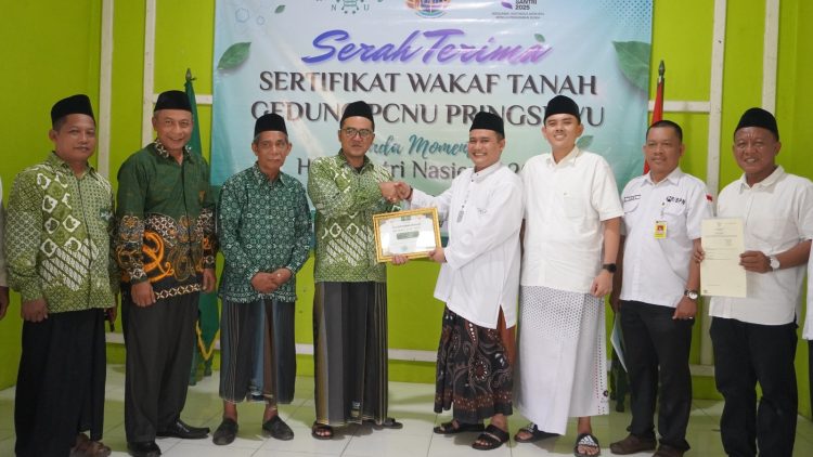 Kado Spesial Hari Santri! BPN Serahkan Sertifikat Tanah Wakaf PCNU Pringsewu, Simbol Sinergi Umat dan Pemerintah
