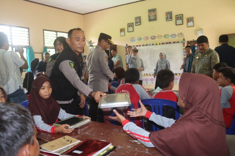 Dir Intelkam Polda Lampung Tinjau Langsung Program Makan Bergizi Gratis di SDN 1 Way Lubuk, Pastikan Tepat Sasaran dan Aman Dikonsumsi