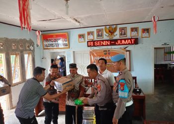“Viral! Polisi di Tanggamus Bagikan Paket Sembako untuk Lansia dan Difabel, Simak Momen Haru Ini!”