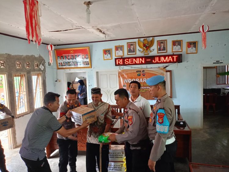 “Viral! Polisi di Tanggamus Bagikan Paket Sembako untuk Lansia dan Difabel, Simak Momen Haru Ini!”
