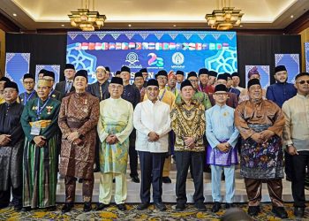 Gubernur Lampung Rahmat Mirzani Djausal Menerima Anugerah Tun Perak DMDI di Jakarta