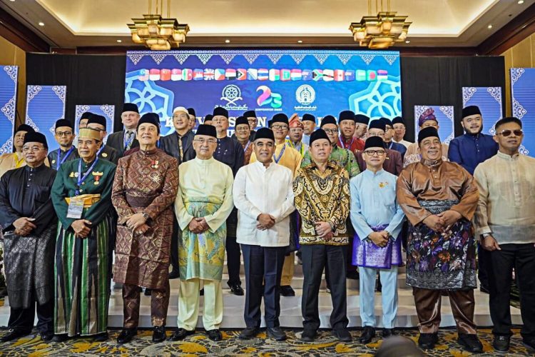 Gubernur Lampung Rahmat Mirzani Djausal Menerima Anugerah Tun Perak DMDI di Jakarta