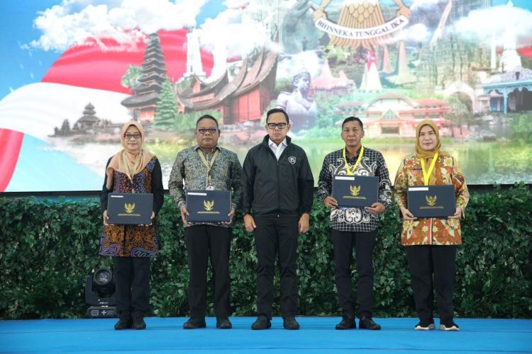 Kolaborasi Jadi Kunci Kemajuan Daerah, Bima Arya Tutup Rakor Nasional Sekda dan Bappeda di Jatinangor