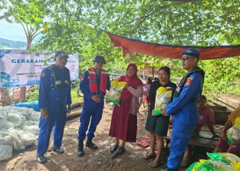 Bakti Polri di Pulau Rimau: Polres Lampung Selatan Salurkan 100 Sak Beras Murah SPHP, Perjuangan Melawan Gelombang Demi Warga Terpencil