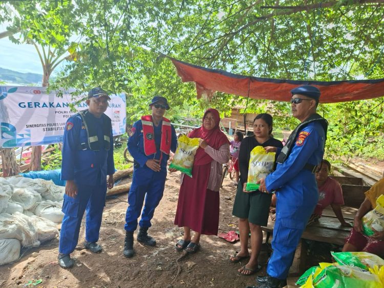 Bakti Polri di Pulau Rimau: Polres Lampung Selatan Salurkan 100 Sak Beras Murah SPHP, Perjuangan Melawan Gelombang Demi Warga Terpencil