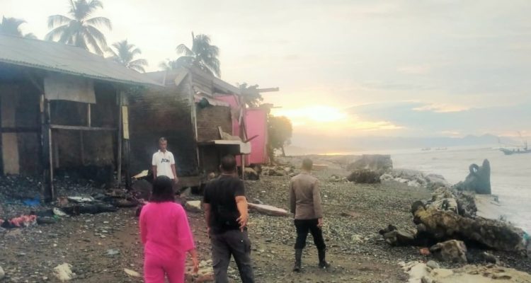 Gelombang Tinggi Terjang Kota Agung: Belasan Rumah Rusak, Warga Panik dan Mengungsi di Tengah Malam