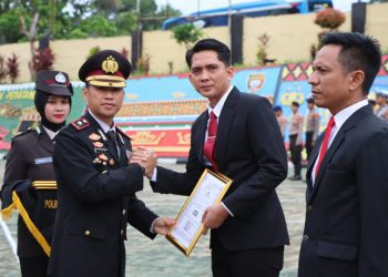 Hari Pahlawan 2025: Polres Tanggamus Berikan Penghargaan kepada Puluhan Personel Berprestasi