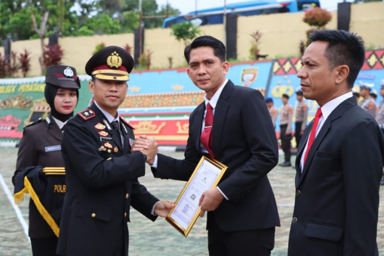 Hari Pahlawan 2025: Polres Tanggamus Berikan Penghargaan kepada Puluhan Personel Berprestasi