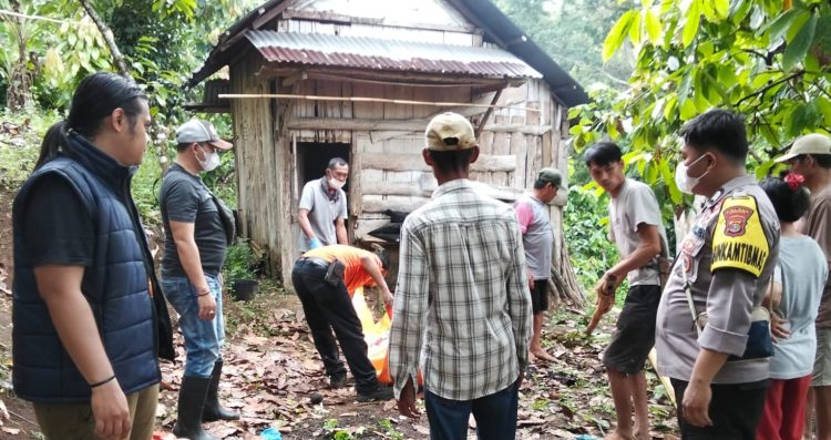 Evakuasi Dramatis Mayat Lansia di Gubuk Kebun Wonosobo, Tim Inafis Polres Tanggamus Turun Tangan