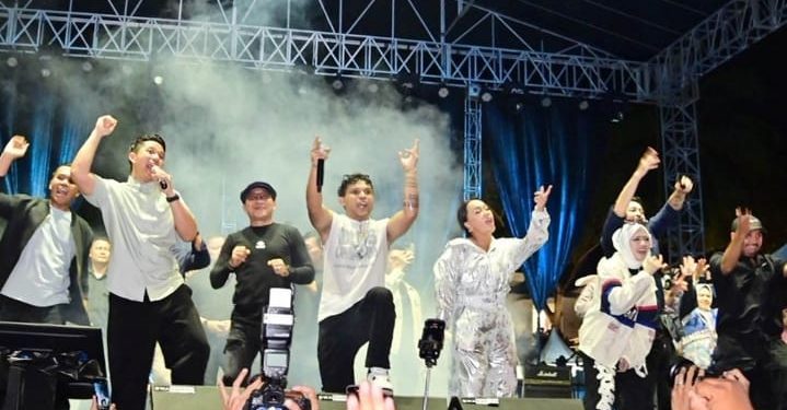 Penutupan Lamsel Fest 2025 Jadi Malam Puncak Spektakuler, Silet Open Up Guncang Kalianda dengan “Tabola Bale”