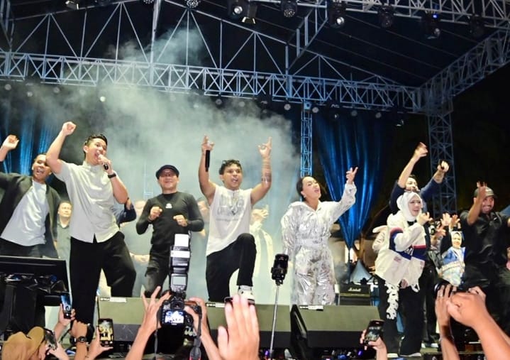 Penutupan Lamsel Fest 2025 Jadi Malam Puncak Spektakuler, Silet Open Up Guncang Kalianda dengan “Tabola Bale”