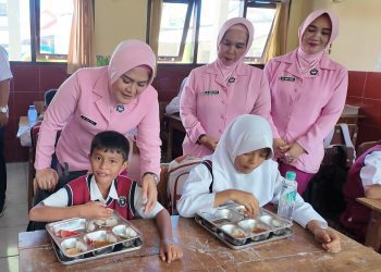 Ketua Bhayangkari Cabang Lampung Selatan Tinjau Program Makan Bergizi di TK Kemala Bhayangkari dan SDN 2 Way Urang, Pastikan Nutrisi Anak Terjaga